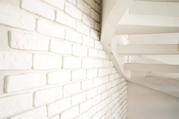 Foto Una Pared Ladrillo Blanco Una Escalera Caracol Casa — Foto de Stock