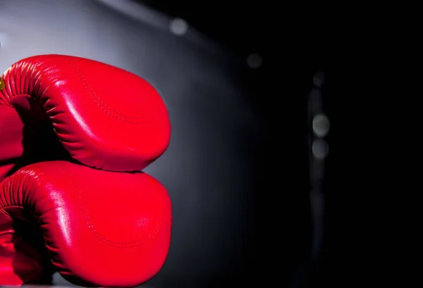 Foto Guantes Boxeo Sobre Fondo Oscuro —  Fotos de Stock