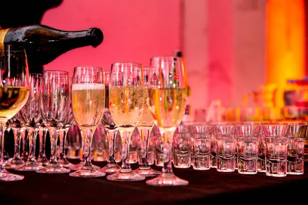 Foto Bicchieri Champagne Sul Tavolo Durante Una Festa — Foto Stock