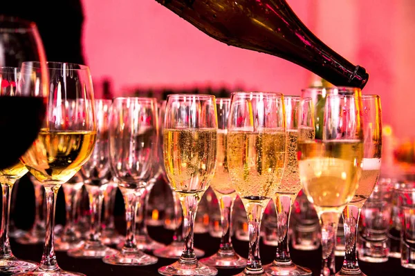 bardak şampanya bir parti sırasında masada fotoğrafı