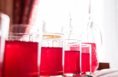 fotoğraf bir büfe masada kızılcık suyu