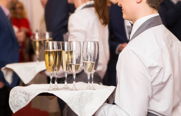 Foto Del Cameriere Offre Agli Ospiti Champagne — Foto Stock