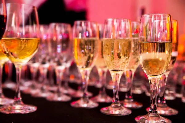 bardak şampanya bir parti sırasında masada fotoğrafı