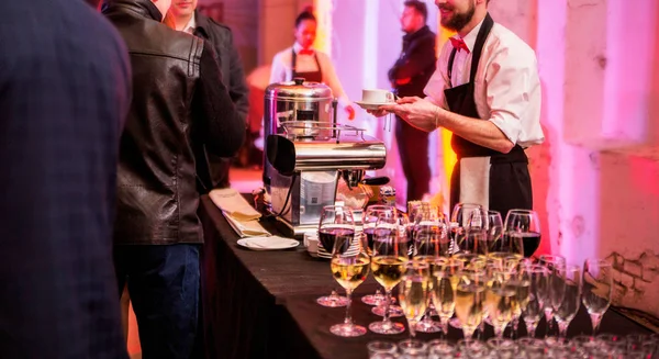 Şampanya, şarap ve içecek bir partide fotoğraf