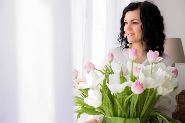 Foto Mulher Jovem Senta Uma Janela Com Buquê Flores — Fotografia de Stock