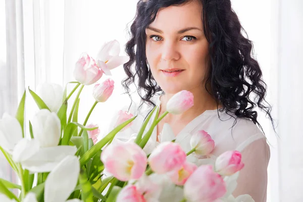Photo Young Woman Sits Window Bouquet Flowers — Stock Photo, Image