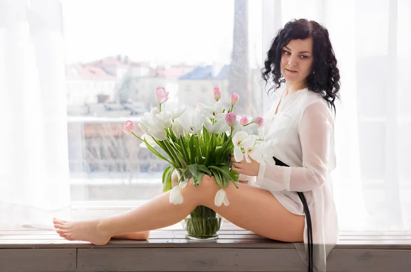 Photo Young Woman Sits Window Bouquet Flowers — Stock Photo, Image