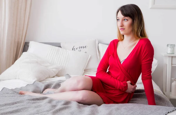 Foto Einer Frau Rotem Kleid Posiert Weißen Schlafzimmer — Stockfoto