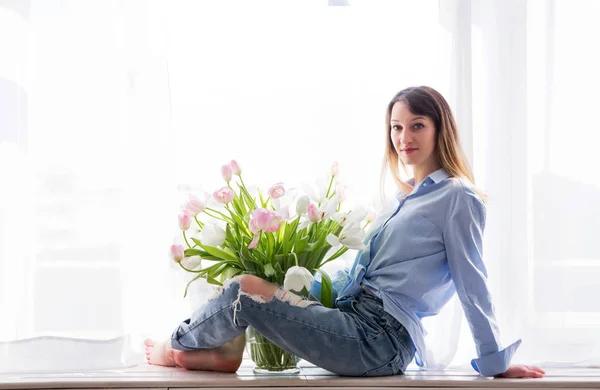 Foto Mulher Jovem Senta Uma Janela Com Buquê Flores — Fotografia de Stock