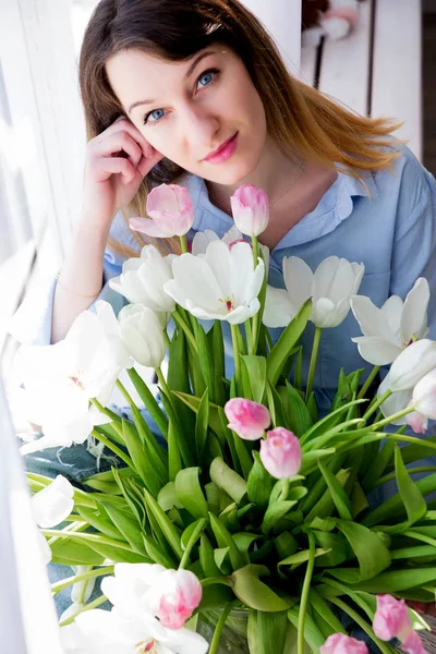 Foto Mulher Jovem Senta Uma Janela Com Buquê Flores — Fotografia de Stock