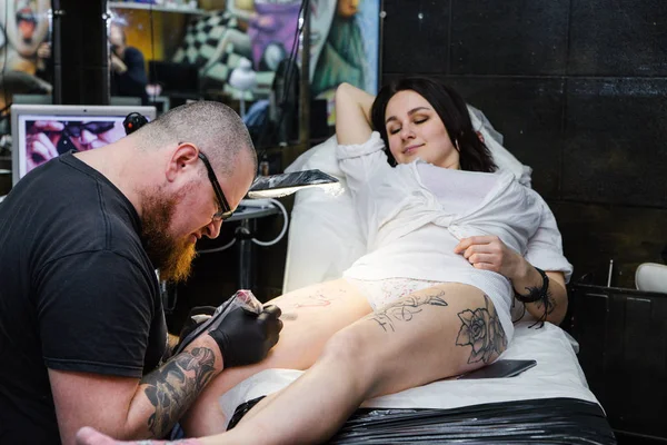 Minsk Belarus June 2018 Master Does Tattoo Girl Salon — Stock Photo, Image