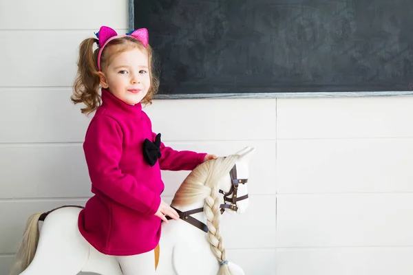 Zdjęcie Dziewczynka Siedzi Koń Biegunach — Zdjęcie stockowe
