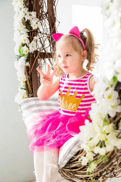 Φωτογραφία Κοριτσάκι Ροζ Φόρεμα Floral Διακόσμηση — Φωτογραφία Αρχείου