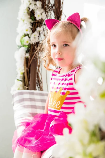 Foto Menina Vestido Rosa Decoração Floral — Fotografia de Stock