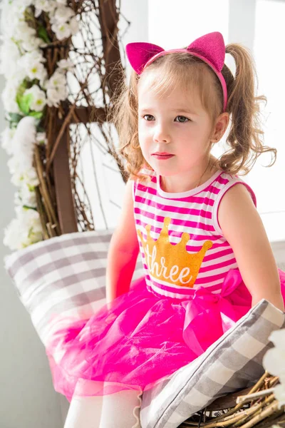 Φωτογραφία Κοριτσάκι Ροζ Φόρεμα Floral Διακόσμηση — Φωτογραφία Αρχείου