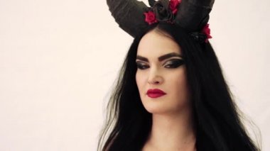 Kız başında boynuzlarıyla masal bir görüntüdeki