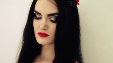 başında boynuzlarıyla masal bir resimdeki kız video