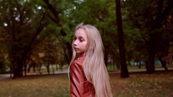 Kaunis tyttö juoksee puistossa. Keskittymisestä keskeneräiseksi — kuvapankkivideo