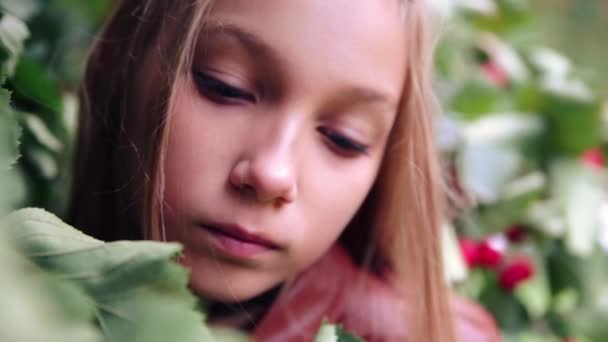 Moda menina adolescente sensível com baga — Vídeo de Stock