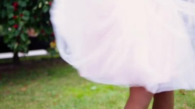 bir kız bir parkta dans ediyor ve bir etek wags