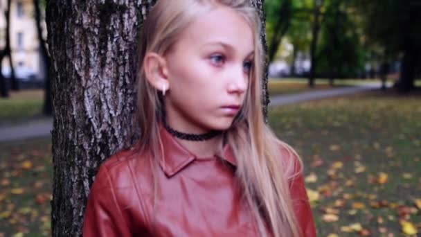 Bella ragazza adolescente nel parco autunnale — Video Stock