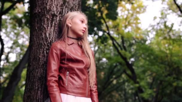 Mooie tiener meisje in herfst park — Stockvideo