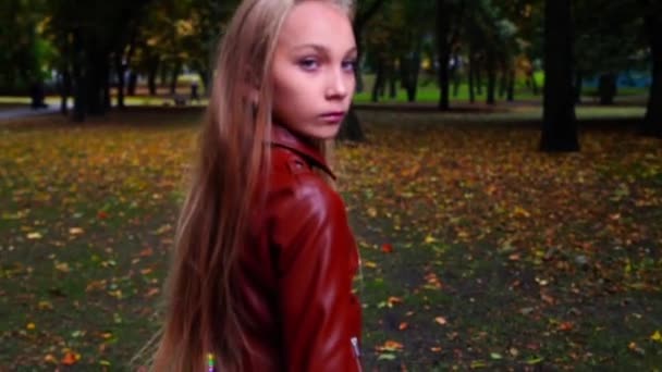 Hermosa chica adolescente en el parque de otoño — Vídeos de Stock