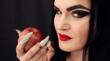 onun elinde bir elma ile genç cadı