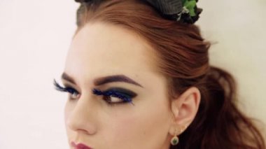 Kız boynuzları olan bir cadı kostüm