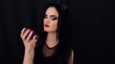 onun elinde bir elma ile genç cadı