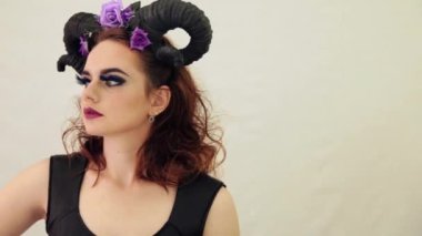 Kız başında boynuzlarıyla masal bir görüntüdeki