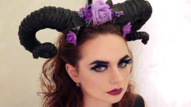 Kız başında boynuzlarıyla masal bir görüntüdeki