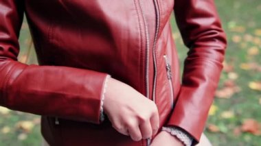 Kız düğmesini fermuarlı ceket