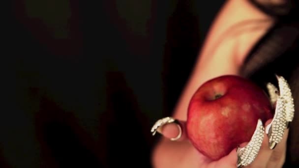 Una joven bruja con una manzana en las manos — Vídeo de stock