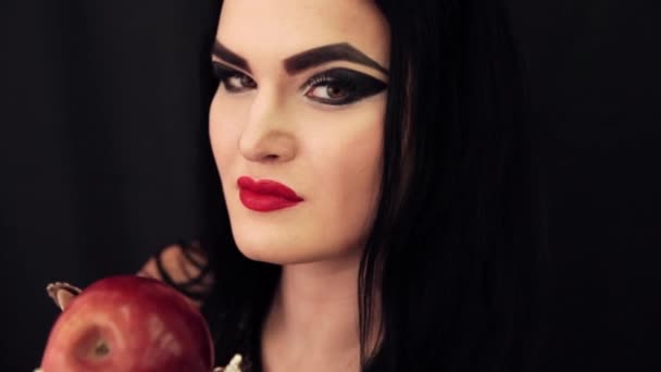 Una joven bruja con una manzana en las manos — Vídeos de Stock