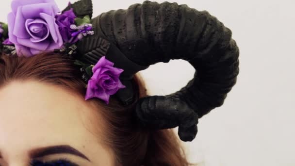 Chica en una imagen de cuento de hadas con cuernos en la cabeza — Vídeos de Stock