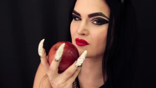 Una giovane strega con una mela in mano — Video Stock
