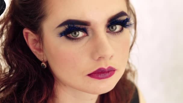 Menina com maquiagem de moda e pestanas falsas — Vídeo de Stock
