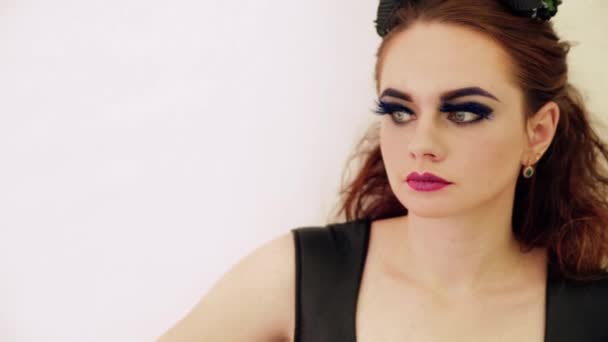 Menina com maquiagem de moda e pestanas falsas — Vídeo de Stock