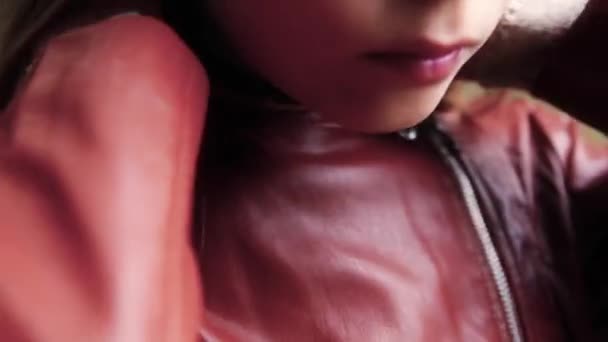 Дівчина-підліток комір — стокове відео