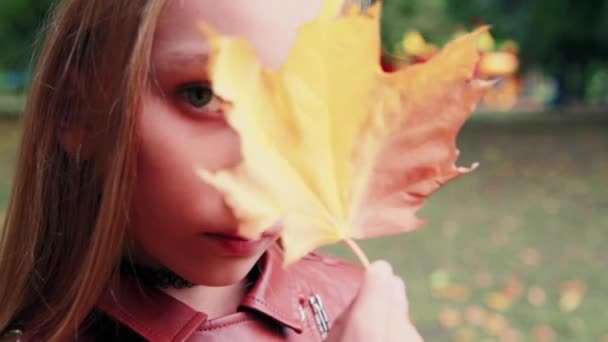 Fille adolescent avec feuille d'automne — Video