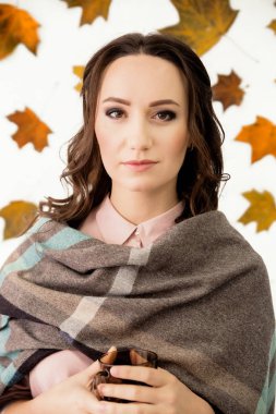 beyaz zemin üzerine Fularlı Kız bırakır