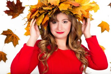 bir çelenk sonbaharın kızla kafasında bırakır