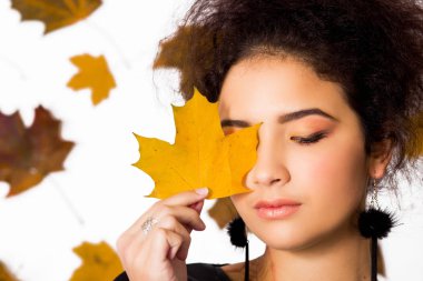 güzel kız beyaz bir arka plan ile sonbahar yaprakları