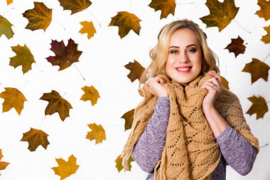 beyaz zemin üzerine Fularlı Kız bırakır