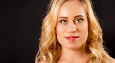 siyah bir arka plan üzerinde sarışın kız