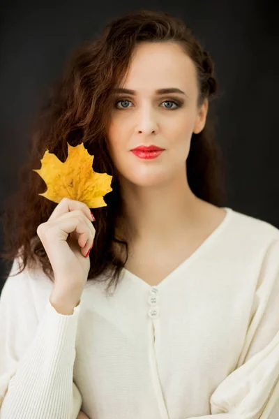 Model with leaves on a black background — Stock Photo, Image