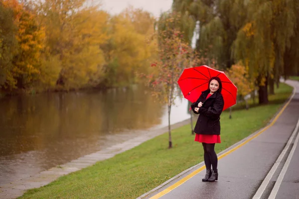 Ένα κορίτσι περπατά στο Φθινοπωρινό πάρκο κάτω από την ομπρέλα — Φωτογραφία Αρχείου
