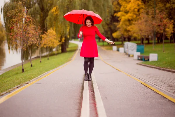 Ευτυχισμένος κορίτσι περπατά στο Φθινοπωρινό πάρκο κάτω από την ομπρέλα — Φωτογραφία Αρχείου