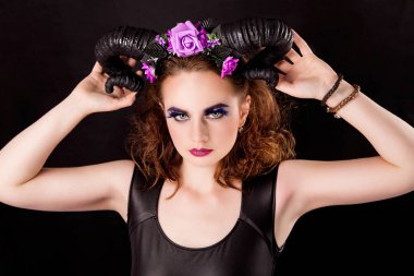 Moda makyaj ve boynuzları başında siyah bir arka plan ile model